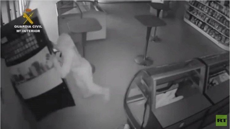 بالفيديو من إسبانيا.. عصابة للسطو على المحال التجارية والماكينات الثابتة  