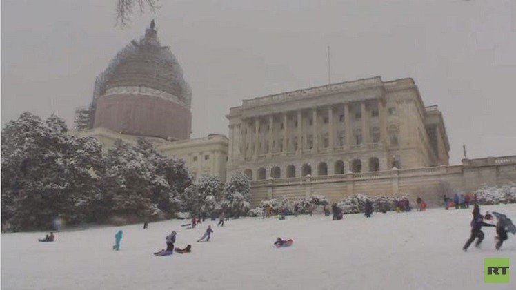 بالفيديو من واشنطن.. احتجاجات التزلج على الثلوج رغم الحظر 
