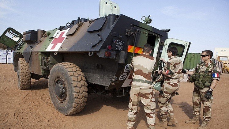 5 قتلى بينهم فرنسي بهجوم في مالي.. وهولاند يعرض المساعدة