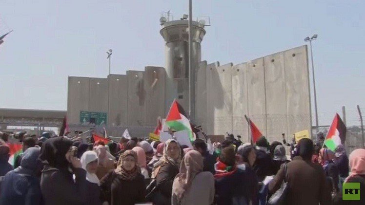 إسرائيل تقمع مظاهرة نسائية أمام حاجز قلنديا