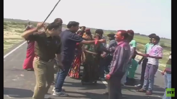 الهند.. الشرطة تفرق بالهروات محتجين على حادث سير