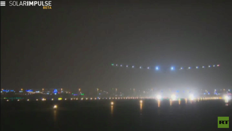 عمان.. محطة استراحة لأول طائرة تعمل بالطاقة الشمسية خلال رحلتها حول العالم (فيديو)