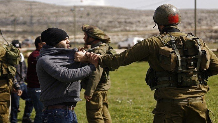 إسرائيل تعتقل 18 فلسطينيا من أسرة واحدة