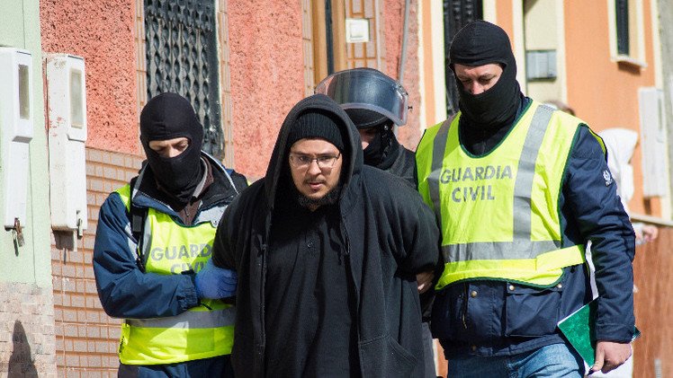 الشرطة الإسبانية تعتقل شخصين مشتبه بتدبيرهما  أعمالا إرهابية (فيديو)