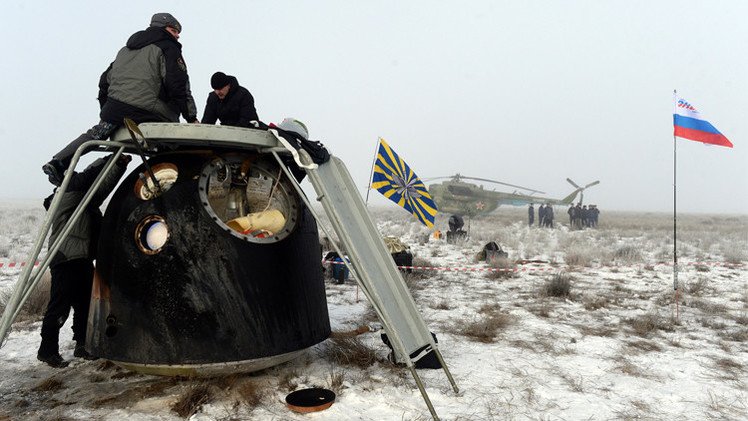 رواد الفضاء الثلاثة الروسيان والأمريكي يعودون إلى الأرض (فيديو)