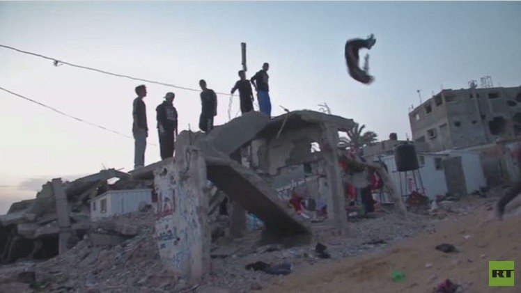 بالفيديو من فلسطين.. سكان غزة يمارسون الباركور على أطلال الحرب 