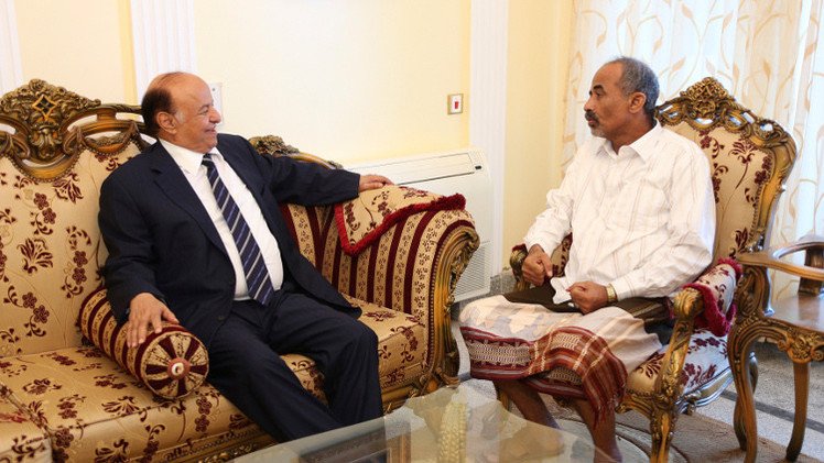 الرئيس اليمني يلتقي وزير الدفاع في عدن 