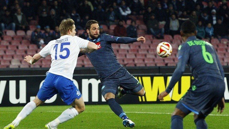 نابولي يقلب الطاولة على دينامو موسكو بـ "هاتريك" هيغواين