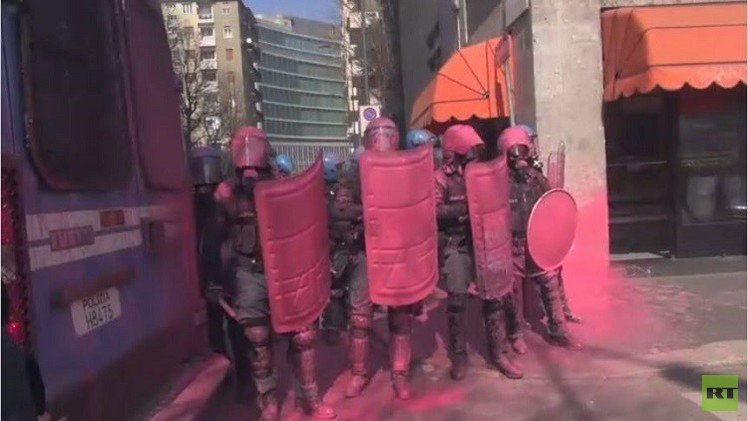 بالفيديو.. اشتباكات بين الشرطة ومحتجين في إيطاليا