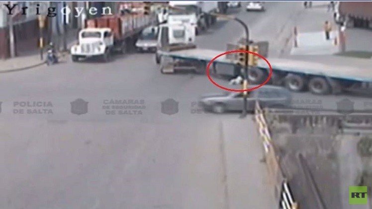 (فيديو) شاحنة ضخمة تعبر فوق امرأة سعيدة الحظ