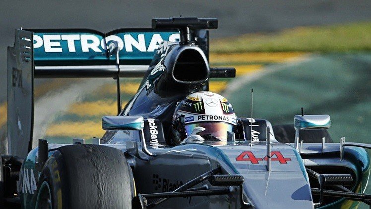 هاميلتون يبدأ حملة الدفاع عن لقبه بفوز ساحق