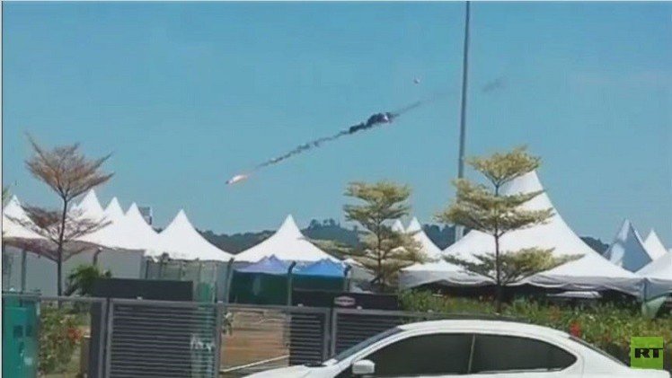 بالفيديو.. لحظة تصادم طائرتين في أجواء ماليزيا 