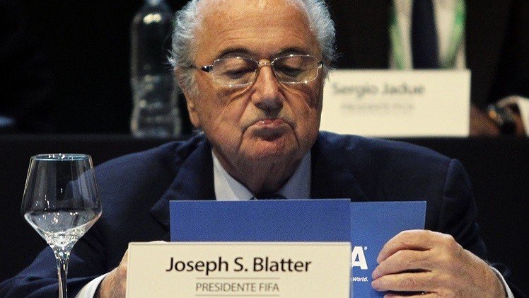 بلاتر يطالب بالمزيد لحماية العمال الأجانب في قطر