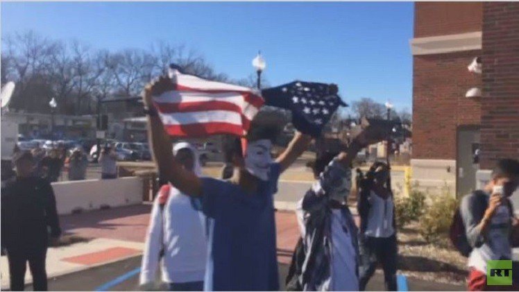 متظاهرو فيرغسون يمزقون العلم الأمريكي (فيديو)