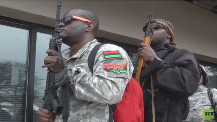 حزب "الفهود السود الجديد" يقوم بمسيرة احتجاج مسلحة في عاصمة تكساس