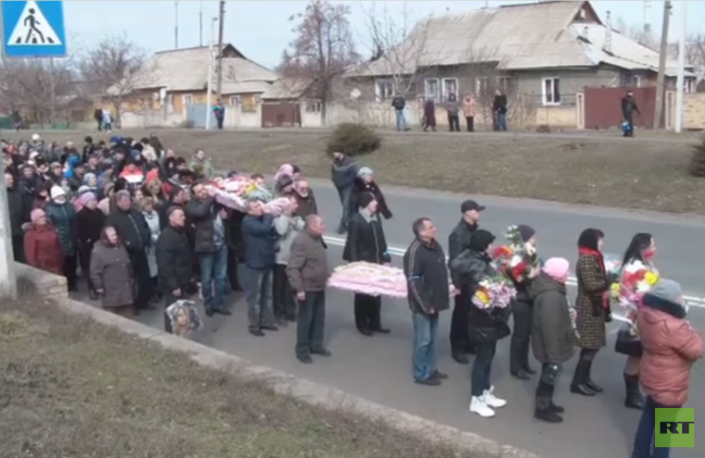 بالفيديو.. تشييع طفلة قتلت في حادث دهس بشرق أوكرانيا