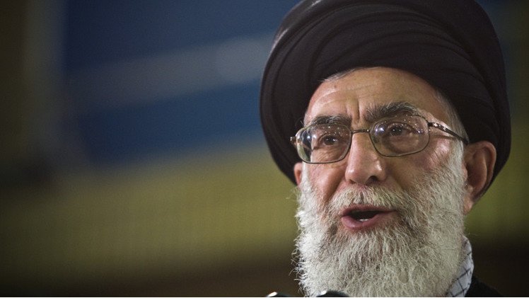 خامنئي: واشنطن تقف وراء خفض اسعار النفط لتحريض الشعب الإيراني على حكومته