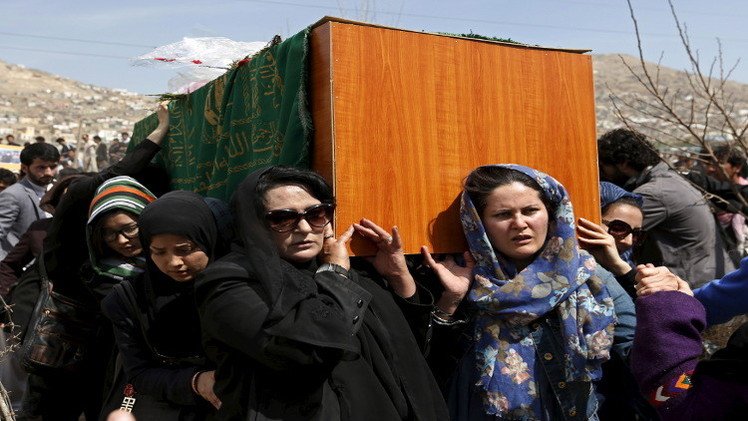 مئات الأشخاص يشيعون جثمان امرأة اتهمت بحرق القرآن في أفغانستان (فيديو)