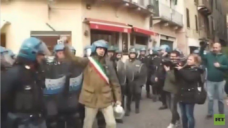 إيطاليا.. اشتباكات بين الشرطة ومتضامنين مع المهاجرين (فيديو)