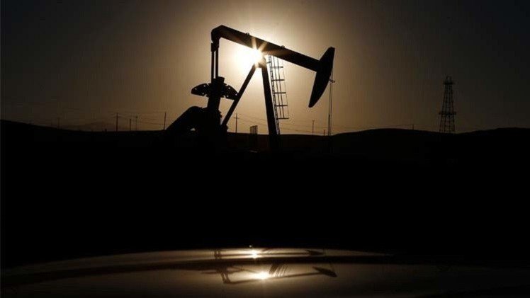 مزيج "برنت" يتراجع بعد صعود الدولار