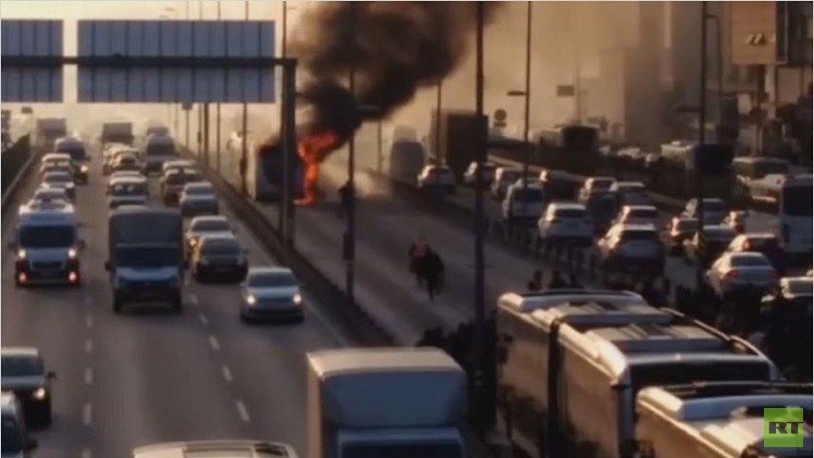 النيران تلتهم حافلة بشوارع اسطنبول (فيديو) 