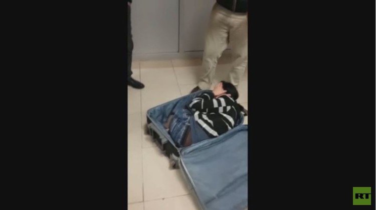 حقيبة سفر مخالفة.. تحمل بداخلها انسانا كاملا (فيديو)