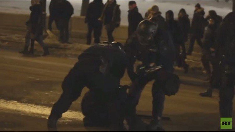 الشرطة الكندية تفرق محتجين على سياسة التقشف في الكيبك (فيديو)