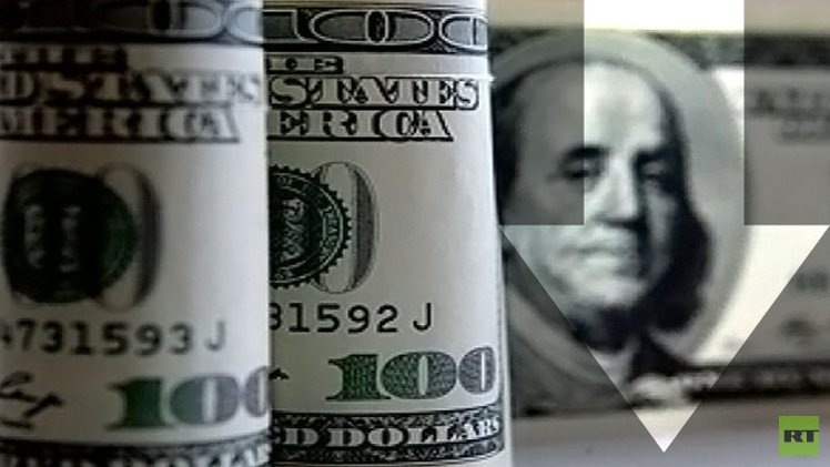 الدولار يهبط دون 57 روبلا لأول مرة في 2015