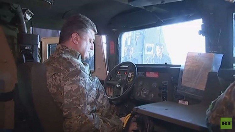 بوروشينكو يستقبل المجموعة الأولى من السيارات العسكرية الأمريكية في المطار (فيديو)