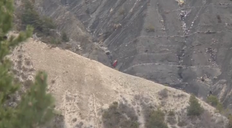 المدعي العام الفرنسي في مرسيليا: مساعد قائد الطائرة هوى بالطائرة عمدا