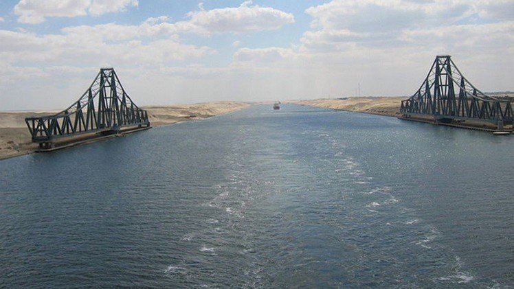 4 بوارج حربية مصرية تعبر قناة السويس متجهة إلى اليمن