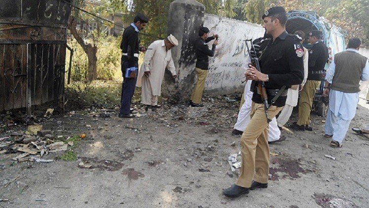 مقتل 5 ضباط وإصابة 10 باكستانيين آخرين في هجومين لطالبان