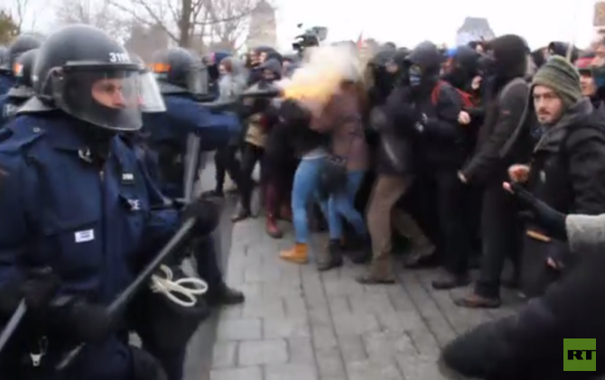 الشرطة الكندية تفرق محتجين على سياسة التقشف في الكيبك (فيديو)