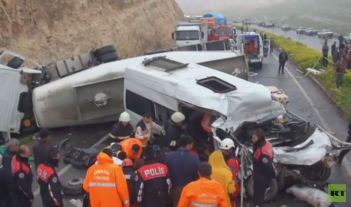 بالفيديو.. 12 قتيلا في حادث سير مروع جنوب تركيا