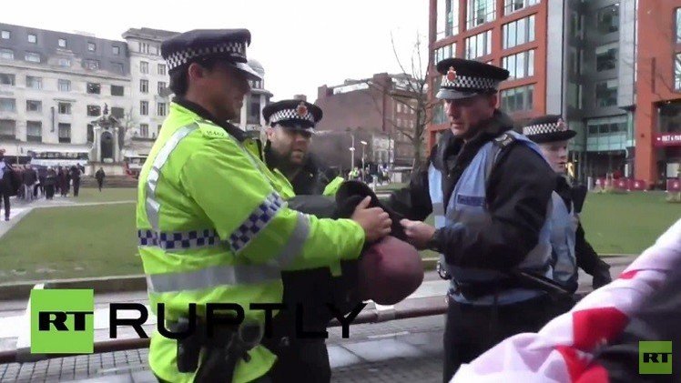 بريطانيا: اندلاع اشتباكات خلال مسيرة للعنصريين في مانشستر (فيديو)