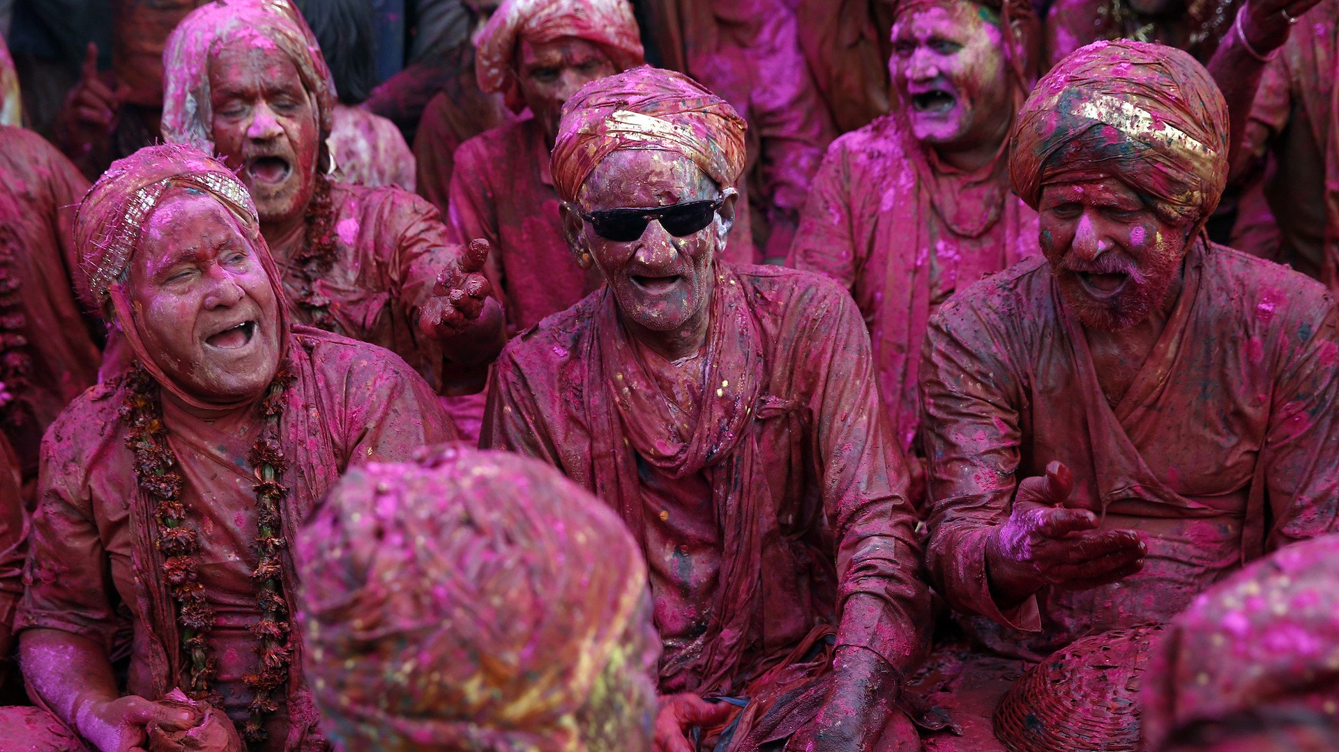 رجال يغطيهم الطلاء الأحمر خلال احتفالات هولي بمناسبة دخول فصل الربيع، النيبال، 26 فبراير/شباط 2015  