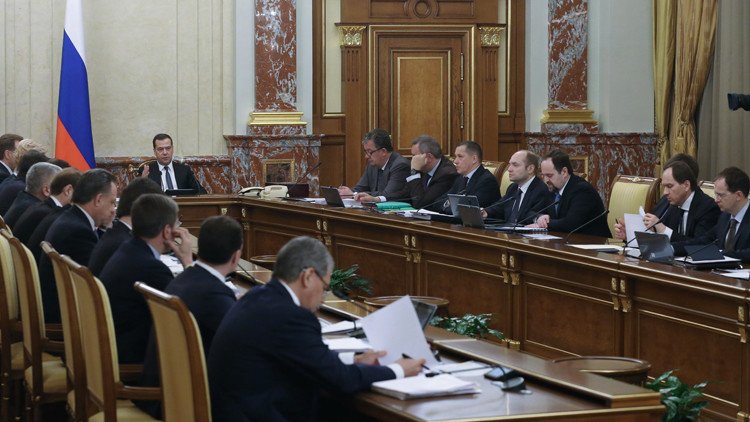 ميدفيدف: الميزانية يجب أن تلبي خطة الحكومة لمكافحة الأزمة الاقتصادية  