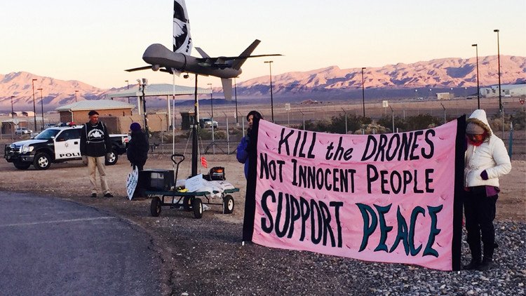 محتجون: الطائرات الأمريكية بدون طيار قتلت مدنيين أكثر من الإرهابيين