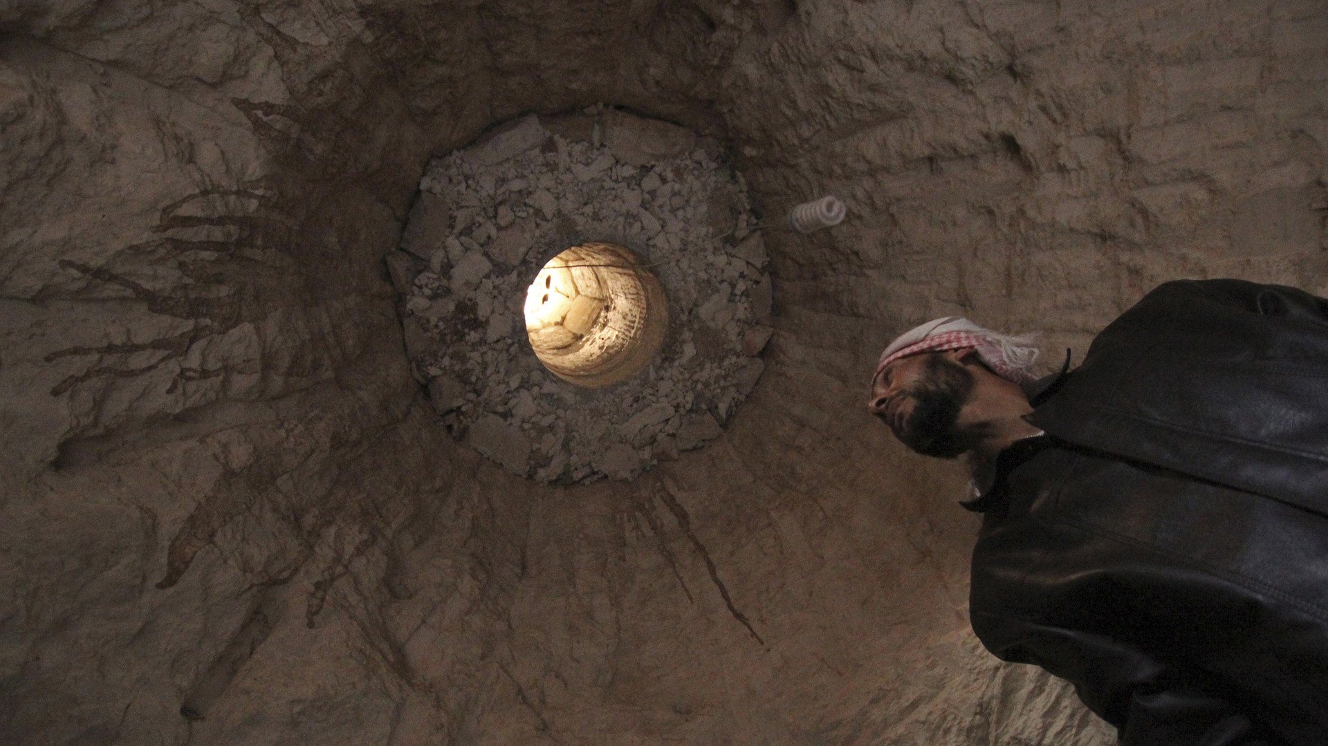 رجل مختبئ داخل كهف أسفل منزله بمحافظة إدلب، 26 أكتوبر/تشرين الاول 2012