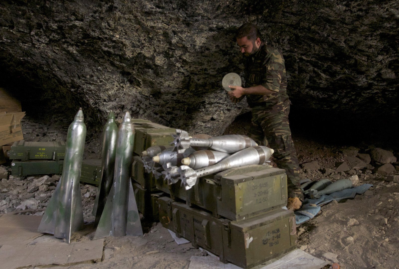 مقاتل من الجيش السوري يحضر الذخيرة داخل أحد الكهوف في إدلب، 17 أكتوبر 2013