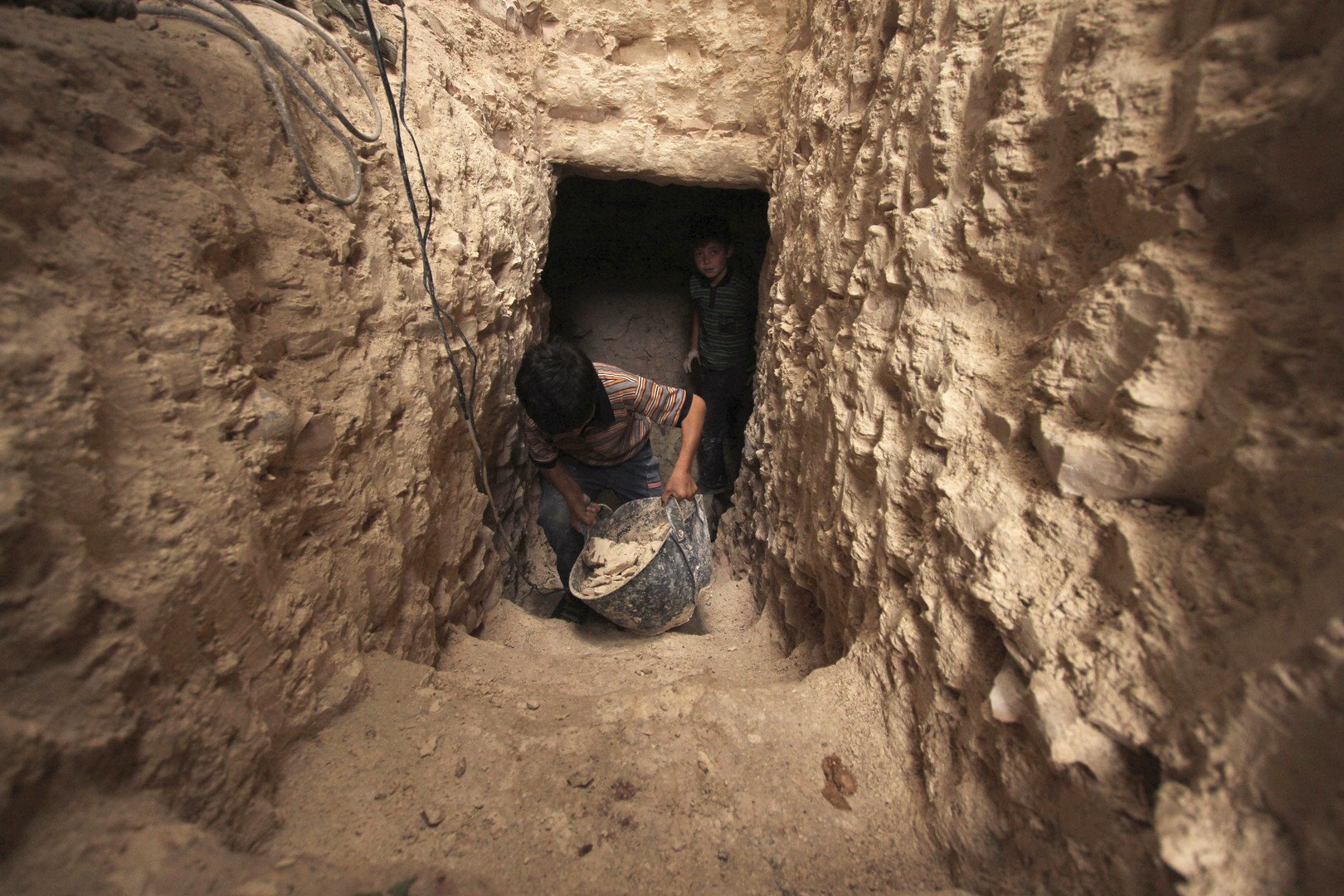 أطفال يحفرون أحد الكهوف أسفل منزلهم في إدلب، 26 أكتوبر 2012