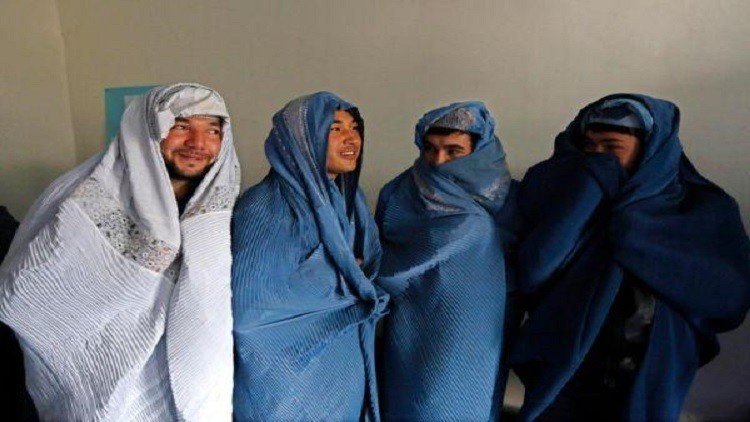 رجال أفغان يرتدون النقاب تضامنا مع المرأة (فيديو)