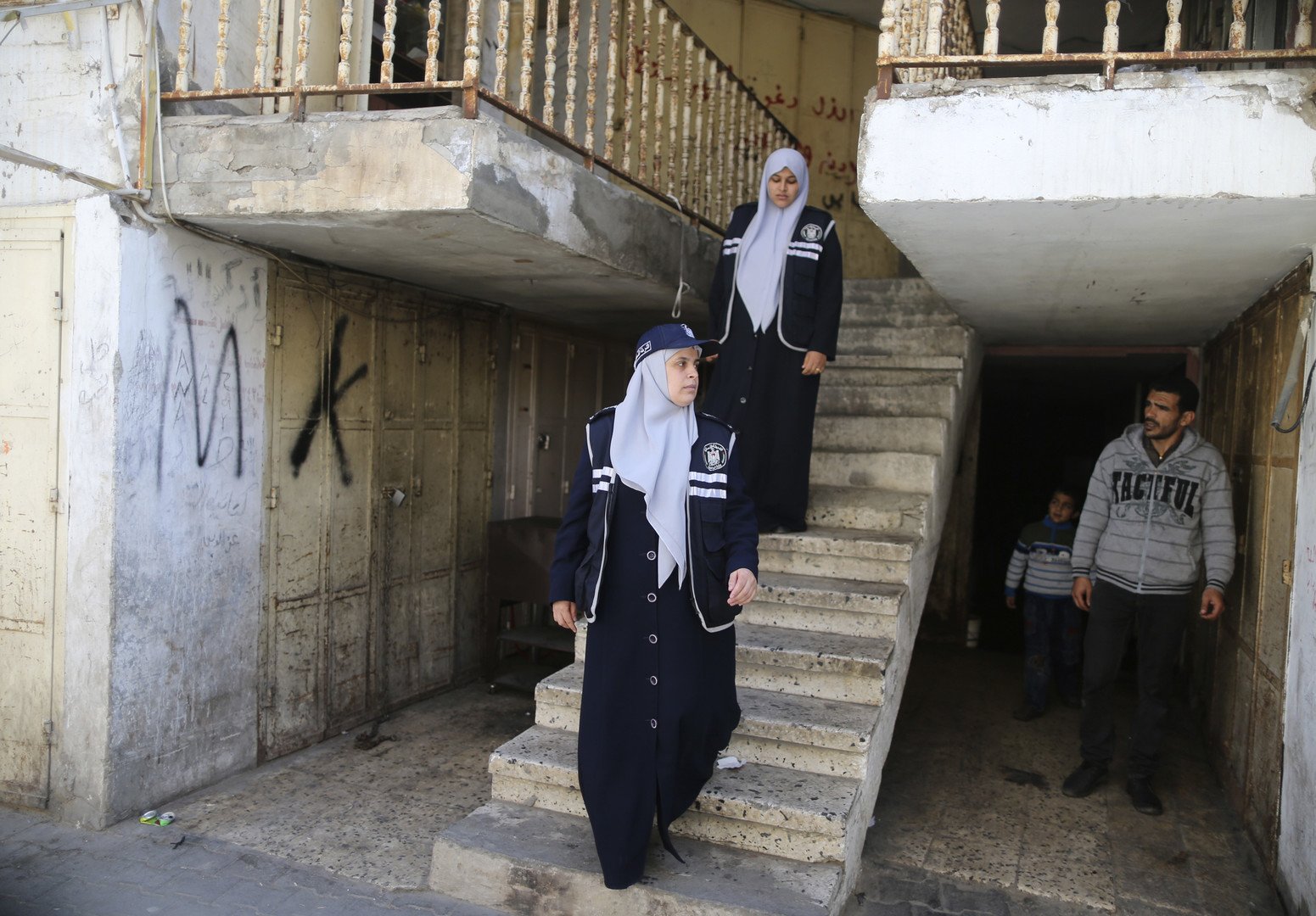 فلسطين - شرطية تمارس عملها في عيد المرأة