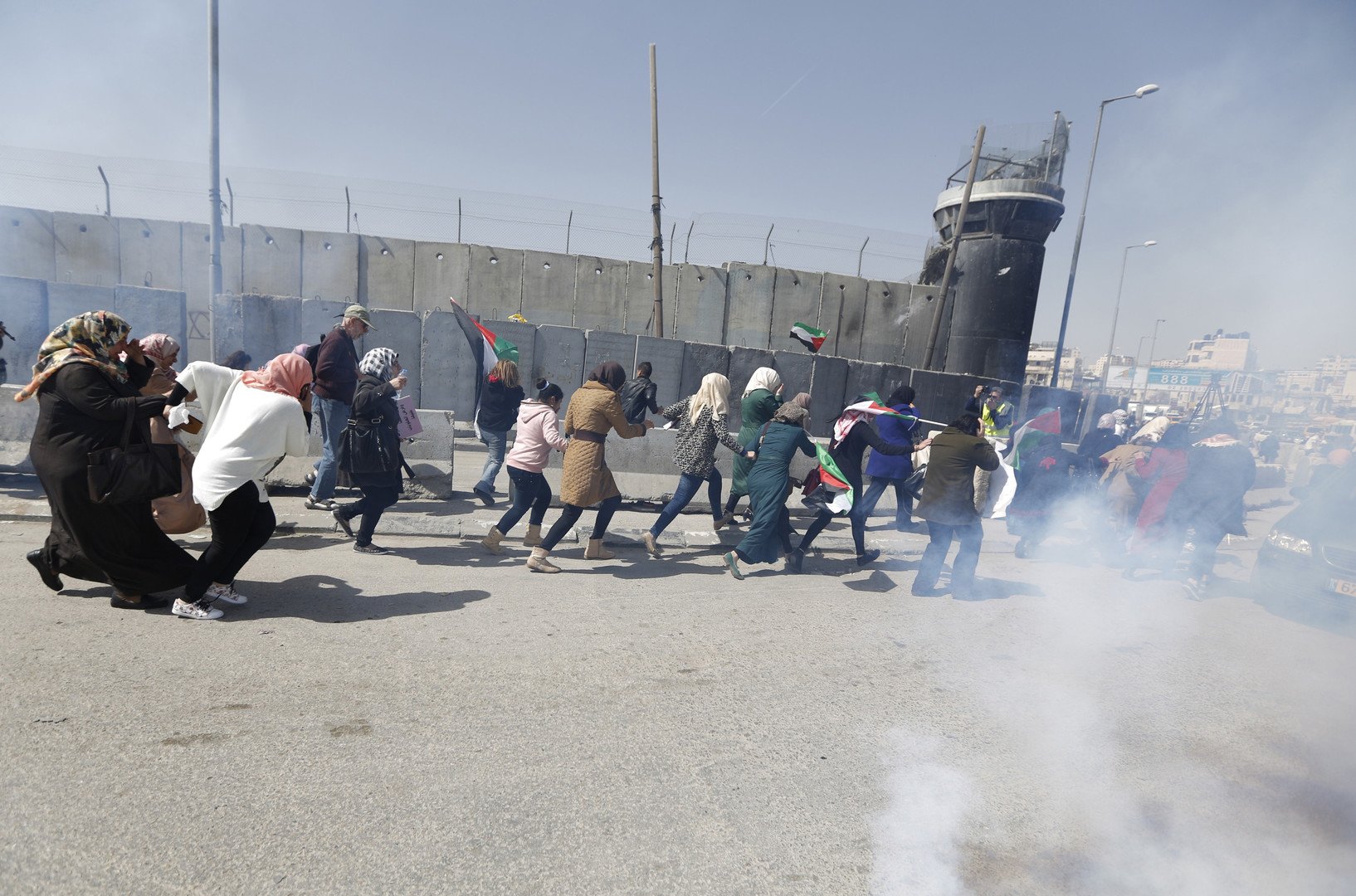 رام الله - نساء يتعرضن لقنابل الغاز من الطرف الاسرائيلي في عيد المرأة