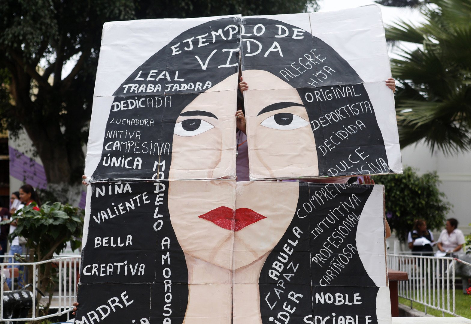 البيرو - لوحة معايدة للمرأة في عيدها أمام سجن نسائي