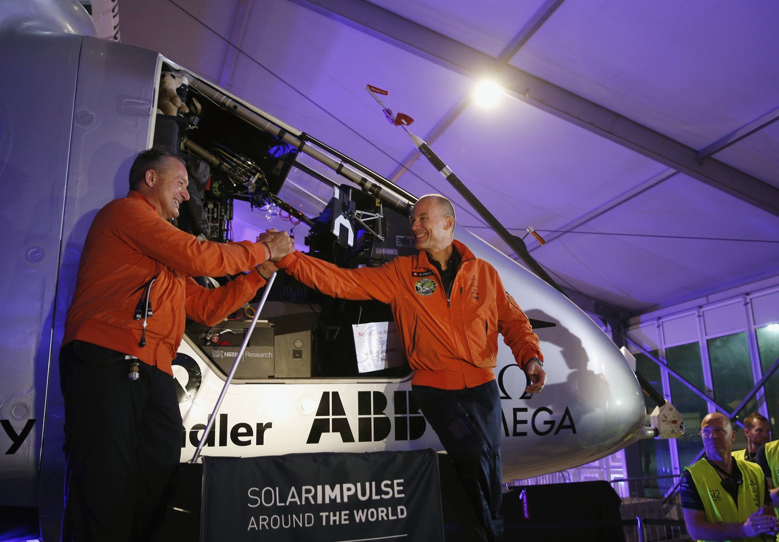 الطياران السويسريان أندريه بورشبيرغ  وبيرتران بيكار يقودان الطائرة بالتناوب، مطار البطين، أبو ظبي 