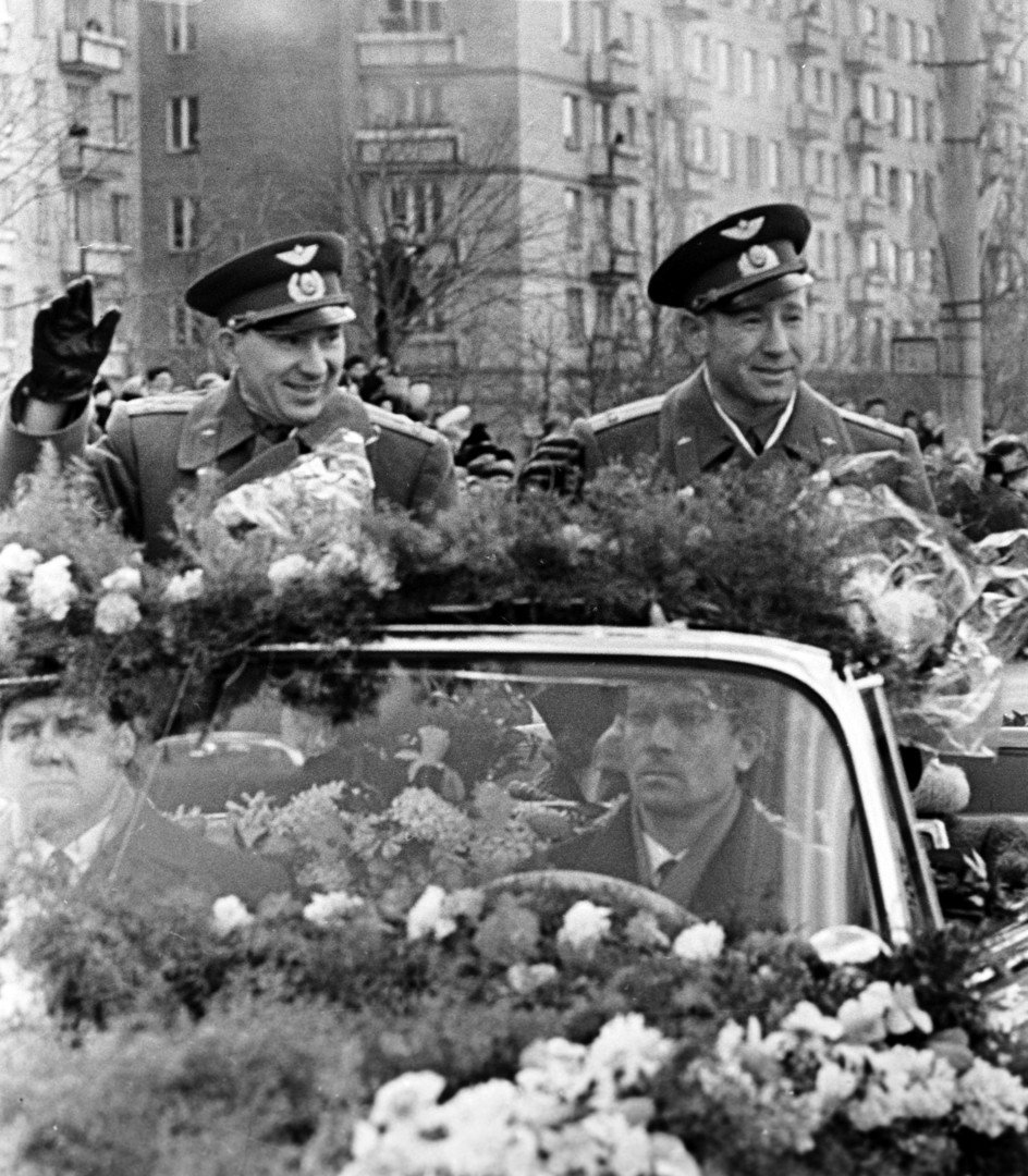 رائدا الفضاء أليكسي ليونوف وبافيل بيلايف يركبان  سيارة تسير في شوارع موسكو بعد إنجاز الرحلة الفضائية