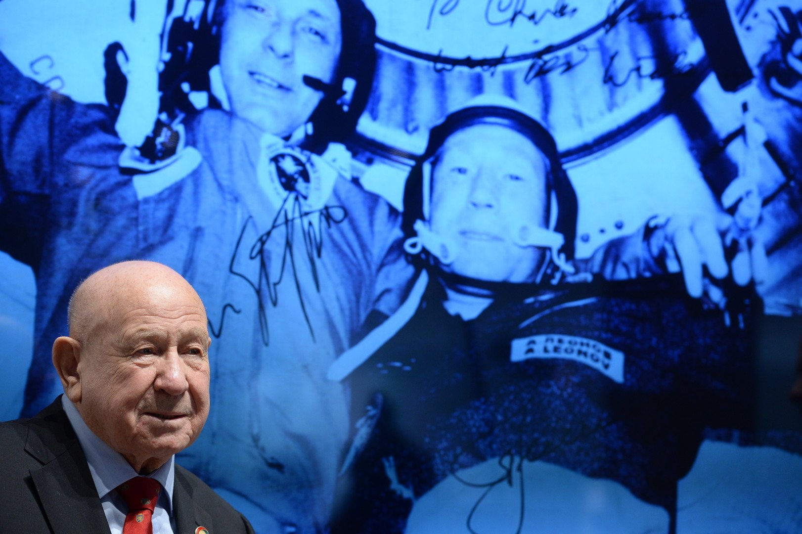 أليكسي ليونوف يزور معرض  "أوميغا" في مدينة سوتشي عاصمة الدورة الأولمبية الشتوية