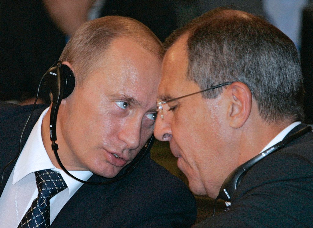 الرئيس الروسي بوتين والوزير لافروف في أثناء اجتماع القمة في طهران عام 2007