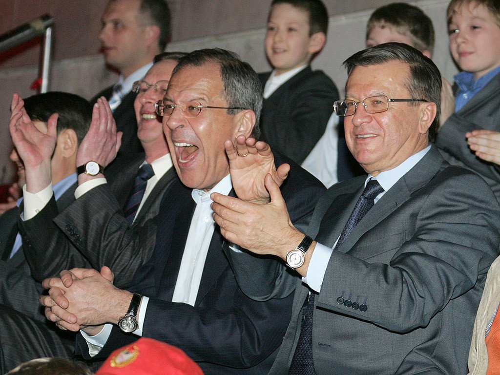 لافروف يتوسط زوبكوف وإيفانوف في أثناء مباراة الهوكي الدولية عام 2008